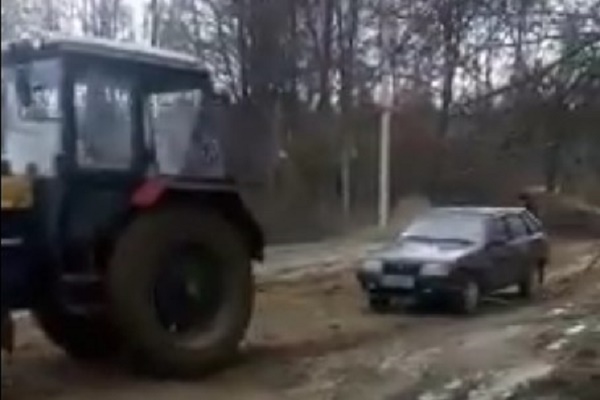 Водії, які їдуть до Польщі через Грушів, грузнуть посеред дороги у болоті (Відео)