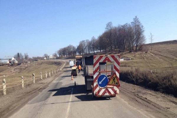 Трасу Львів-Тернопіль ремонтують «по-гарячому»