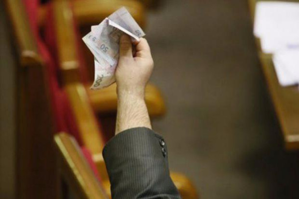 На кого «горбатяться» прості українці?