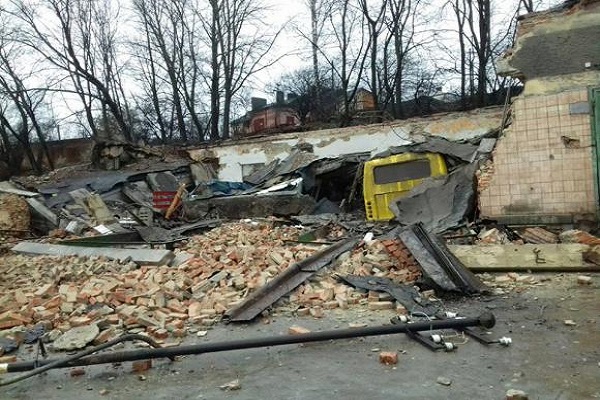 Дві маршрутки не змогли виїхати з гаража, бо їх... привалило (фото)