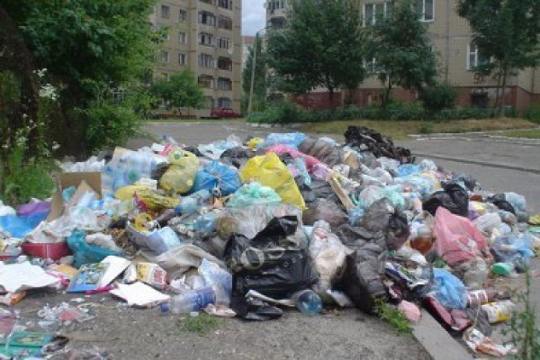 Середньовічна Європа: в Тернополі сміття викидають з вікон багатоповерхівок