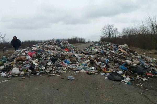 З львівського сміття біля Тернополя «збудували» блокпост (фото)