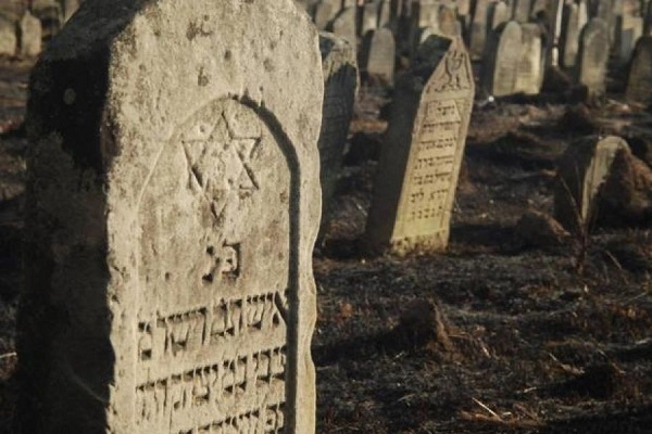 На Тернопільщині з надгробків єврейських могил побудували корівник