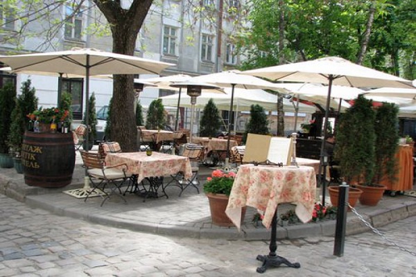 Право розміщення сезонних об'єктів торгівлі і відпочинку міська рада роздаватиме 6 квітня