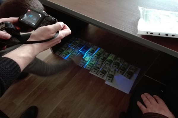 Збаразький землевпорядник «подавився» хабарем у 2000 доларів (фото)