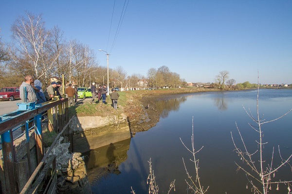 В Копичинцях вода прорвала старий шлюз (Фото)