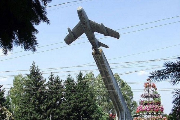 У Тернополі літак у парку хочуть замінити на оглядову терасу