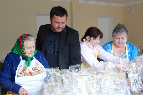 За сприяння Ігоря Гуди у Петриківському геріатричному пансіонаті печуть великодні паски для нужденних людей