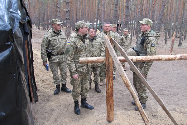 Бійцям у зону АТО передали вітання з Великоднем та запчастини для техніки (Фото)