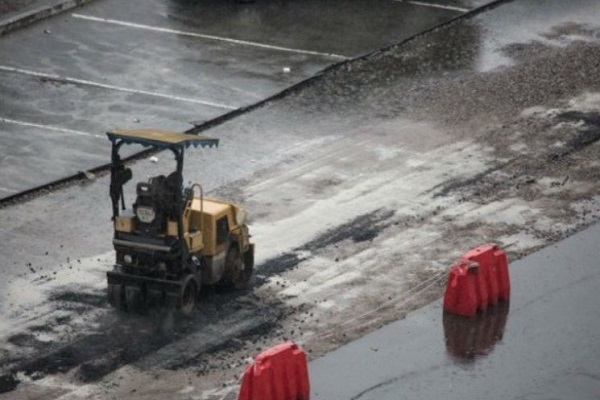 Комісія стверджує, що вкладати асфальт у воду - це правильно