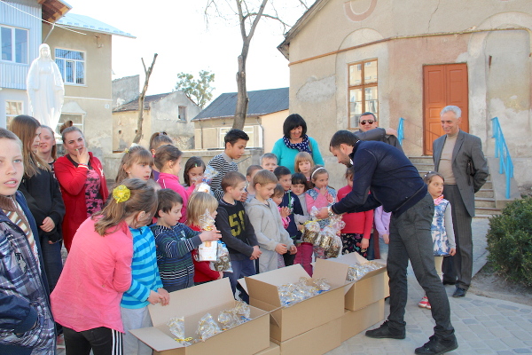 Понад дві тисячі потребуючих отримали на Великдень паски, що спекли за сприяння фонду Ігоря Гуди (Фото)