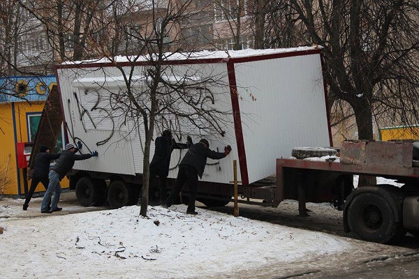 Святе місце пустим не буває: на місці знесеного кіоску встановили новий (фото)