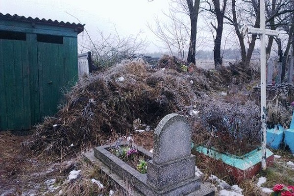 Як у нас навіть кладовища перетворюють на смітники! (фото)
