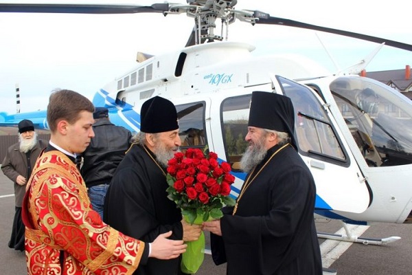 Священик Московського патріархату може дозволити собі прилітати на урочистості на гвинтокрилі