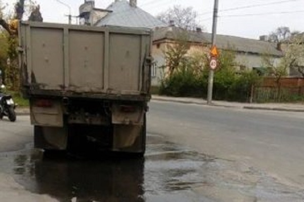 В Тернополі водія оштрафували за... забруднення дороги
