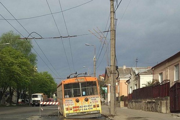 Асфальт поплив і тролейбуса прихопив (фото)
