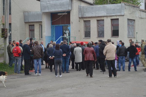 На Лановеччині розпилюють цукровий завод, люди протестують