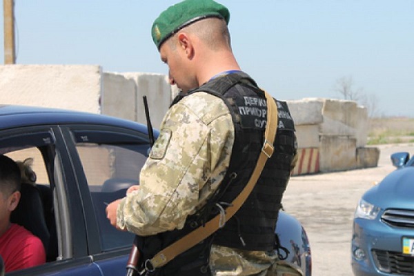 Тернополянка хотіла потрапити в Крим з підробленими документами