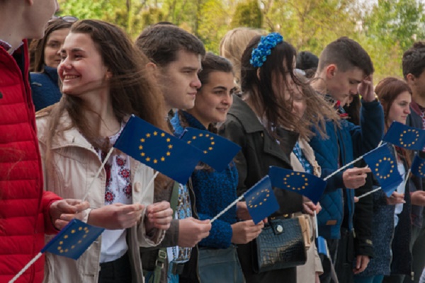 У день надання безвізового режиму Тернопільщина підняла прапори України та Євросоюзу (Фото)