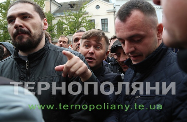 Чому депутати знову пішли стінка на стінку під міською радою Тернополя?