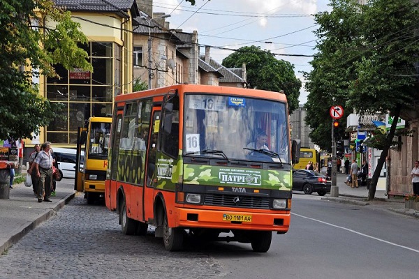 Тернопільські водії маршруток б'ються один з одним за пасажирів