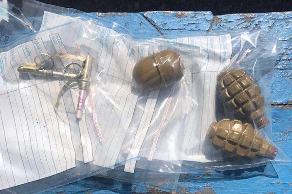 На межі двох районів знайшли сховок зброї