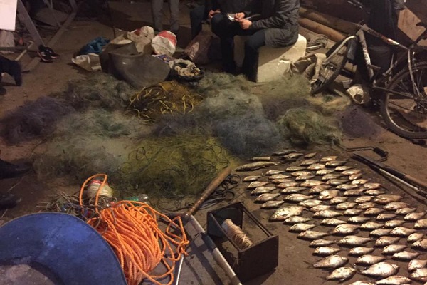 На Дальньому пляжі спіймали браконьєрів з кілометровими сітками