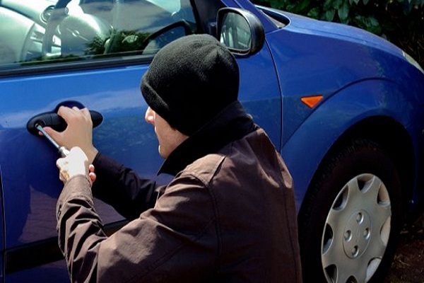 З 5 до 6 години ночі в Тернополі завжди обкрадають чиєсь авто