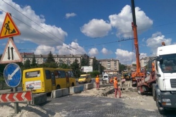 В Тернополі продовжать ремонтувати дорогу на дамбі