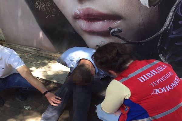 В самому центрі  Тернополя на хабарі впіймали поліцейського (фото)