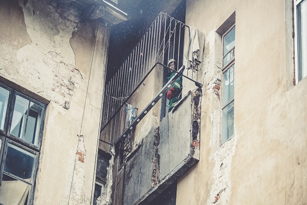 Чи понесуть комунальники відповідальність за обвал балкона з людьми?