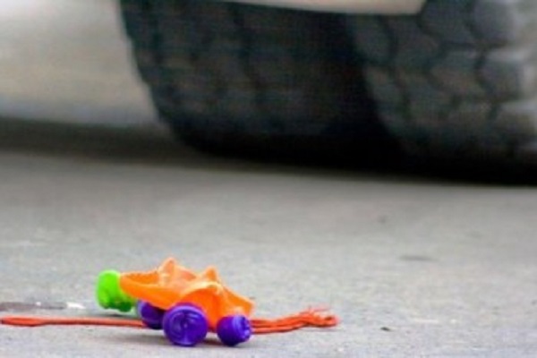 На зупинці громадського транспорту під колеса авто потрапила малолітня дитина