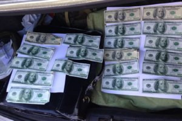 Довірливий пенсіонер обміняв 4000 доларів на порожню сумку