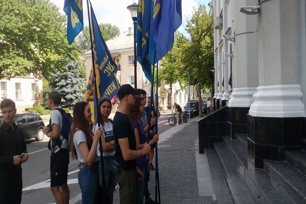 Чому «Правий сектор» пікетує обласну прокуратуру?