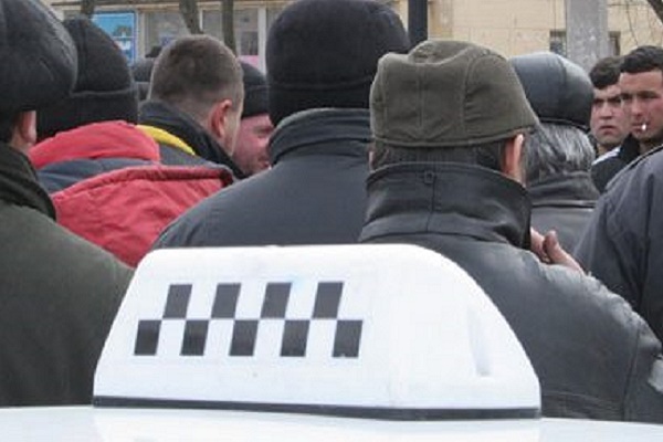 Коли в Тернополі нарешті розженуть банду таксистів із залізничного вокзалу?