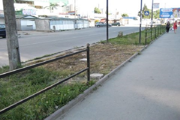 Назаконний МАФ на Шептицького все ж демонтували