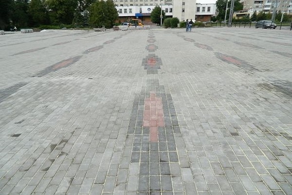 Тернополяни обурені новою площею-«вишиванкою» за 8 мільйонів гривень