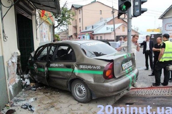 Авто охоронної фірми протаранило магазин у центрі