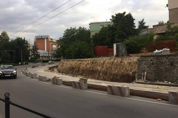 Ремонт підпірної стіни на Карпенка розтягнуть на 2 місяці
