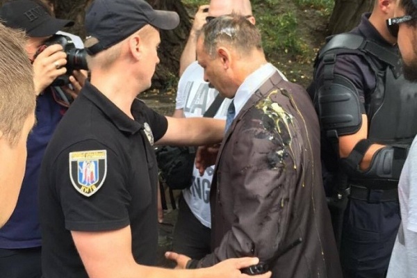 Тернопільського нардепа закидали яйцями активісти (відео)