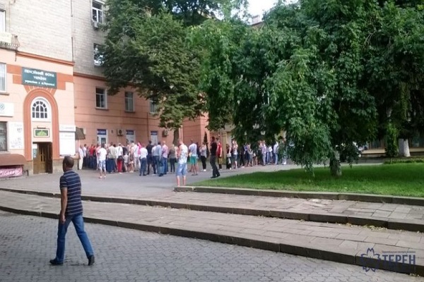 В Тернополі в черзі за біометричними паспортами місцями торгують ділки