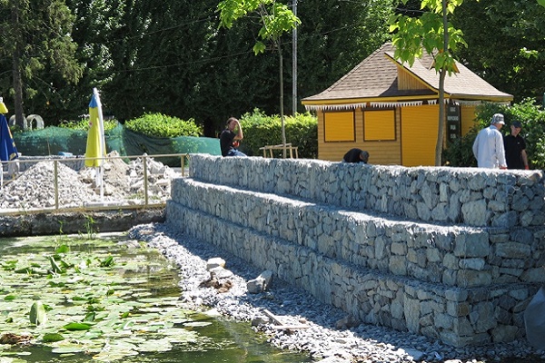 У тернопільському парку будують стіну, якій позаздрив би навіть Арсеній Яценюк (Фото)