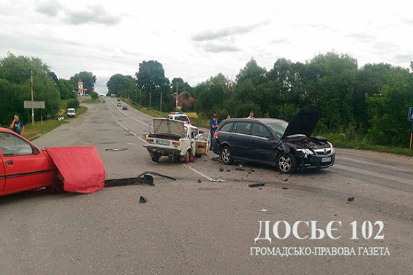 На трасі Тернопіль-Чернівці зіткнулися 3 авто, серед постраждалих - діти і іноземець