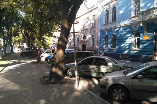 У центрі вкрали знак про заборону стоянки авта і тепер паркуються на цім місті