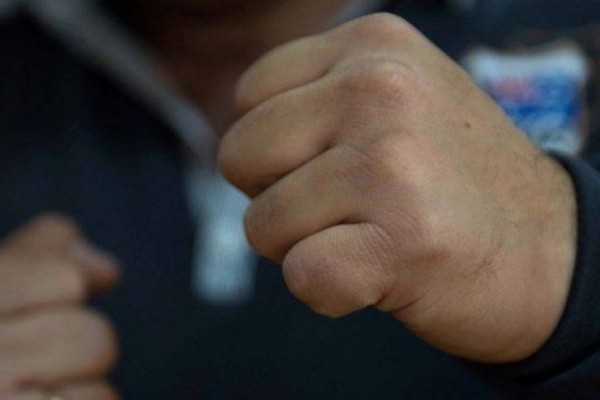 Серед ночі у центрі Тернополя агресивні хлопці накинулися на інформаційний стенд і вщент розтрощили його (відео)