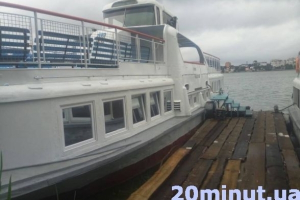 На ремонт теплоходу 