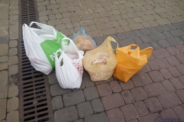 Чому на Театральний майдан у Тернополі несуть продукти? (фото)