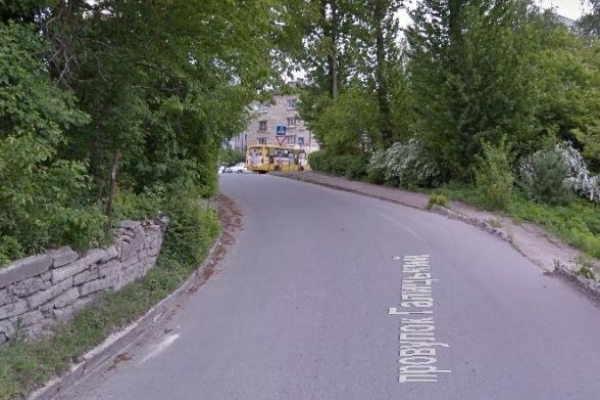 Тернополяни просять обладнати тротуар на небезпечній ділянці дороги