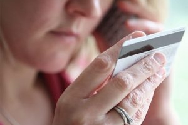 Псевдопрацівники банку виманили у мешканки Тернопільщини чималі гроші