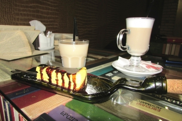 У тернопільському кафе дуже оригінально використовують пляшки (фото)